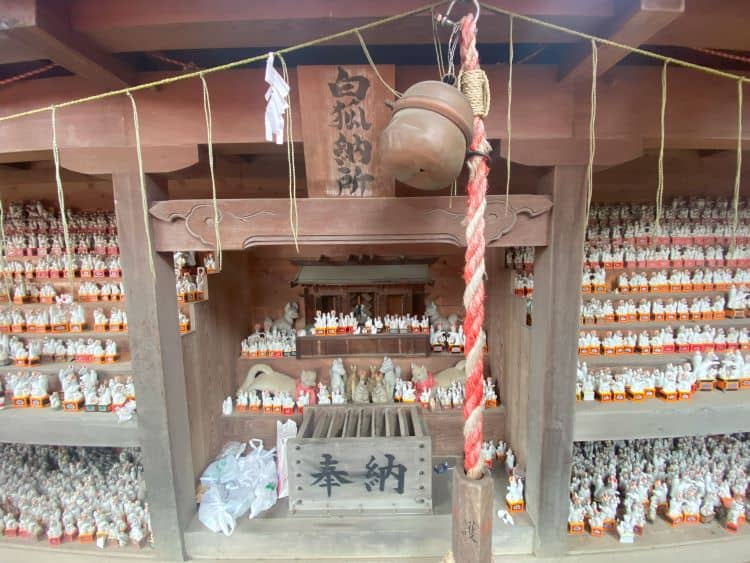 小泉稲荷神社の白狐納所
